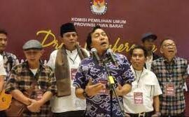 Komeng Tolak Duduk di Kursi Orang-orang TV, Pamer Bangku di Senayan